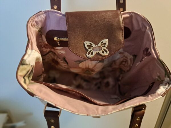 Kayla Bordeaux met vlinders